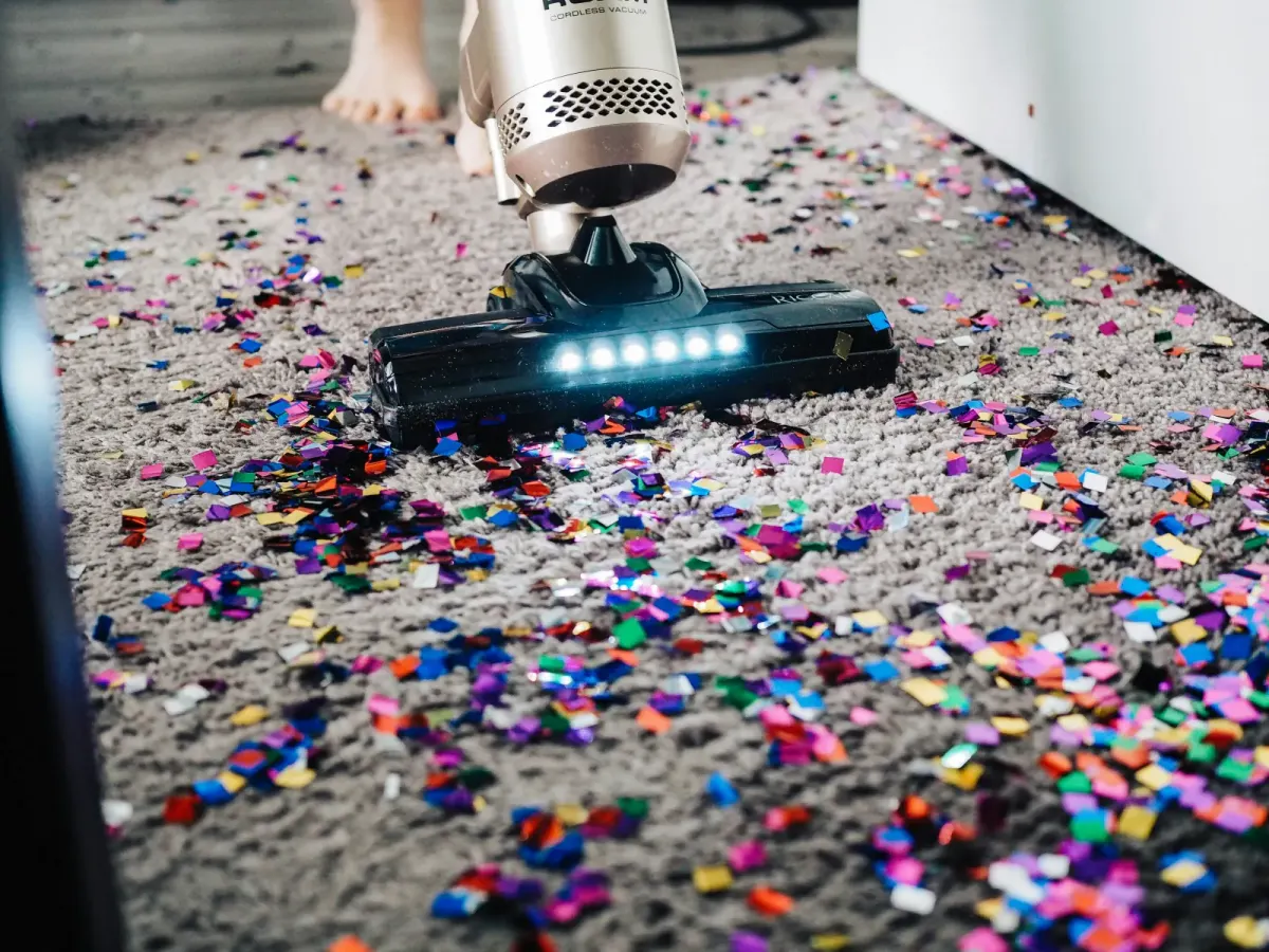 Cleaning dust and confeti